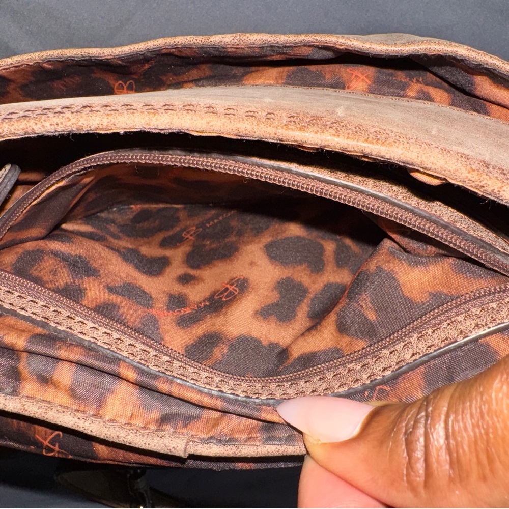 B. Makowsky Brown/ taupe Leather Crossbody Bag with Distressed Finish - Picture 7 of 8